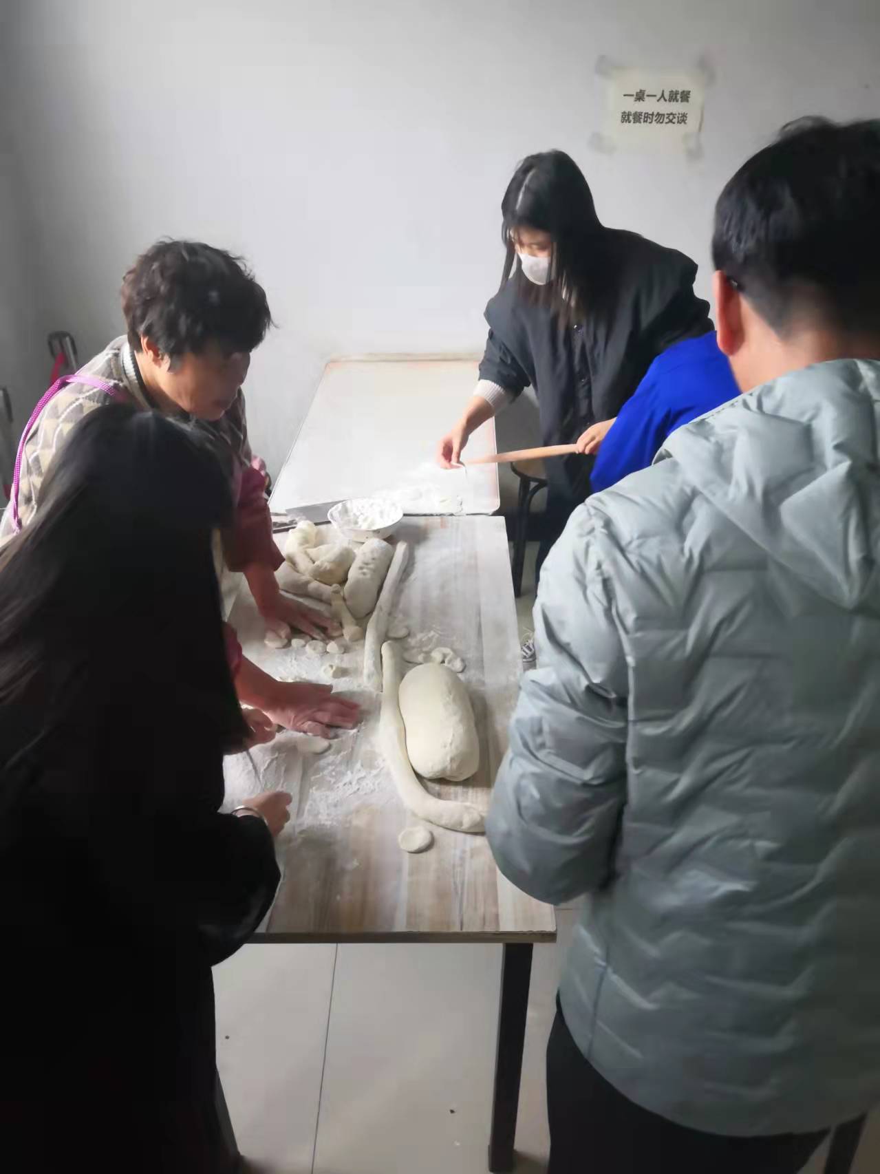 洛陽遠(yuǎn)見舉行冬至包餃子活動(dòng)